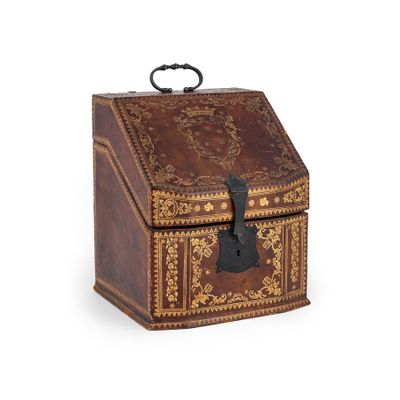 une petite boîte marron munie d'une poignée, sur fond blanc