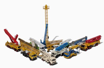 un groupe d'engins de chantier et une grue sur fond blanc