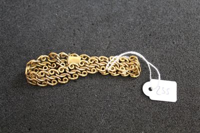 gros plan d'un bracelet en chaîne en or avec une étiquette de prix