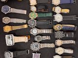 un grand nombre de montres posées sur une table