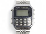 une montre argentée équipée d'une calculatrice