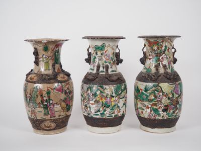 Chine, fin XIXe siècle Lot de trois vases en porcelaine de N…