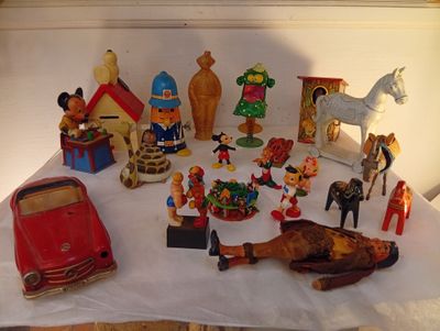 tout un tas de figurines qui sont posées sur une table