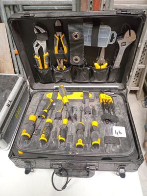 nombreux outils dans l'étui sur la table