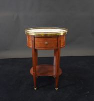 Petite table de salon ovale en acajou et placage d'acajou.