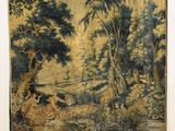 une tapisserie accrochée au mur d'une pièce