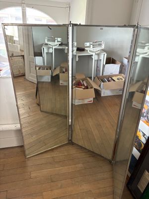 un paravent orné d'un miroir