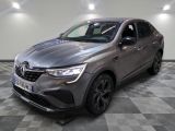 une voiture grise garée dans un garage au sol en damier