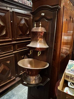 un grand meuble en bois dans le coin d'une pièce