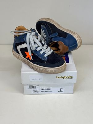 une paire de chaussures qui se trouve sur le dessus d'une boîte