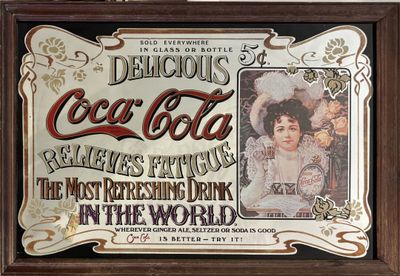 une photo encadrée représentant une publicité pour Coca-Cola accrochée au mur
