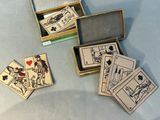 quatre cartes à jouer dans une boîte posée sur une table