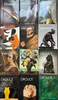 Plusieurs exemplaires de « Drouot » et « Drouot » sont empilés sur une table