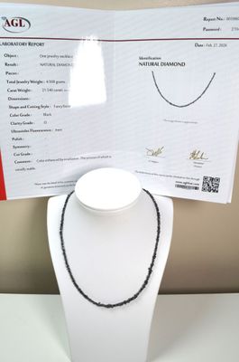 Un collier de 21,54 cts de diamants noirs, avec son certific…