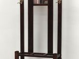 une horloge de parquet posée sur un socle dans une pièce