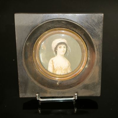 la photo d'une femme en robe blanche, dans un cadre