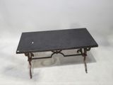 une image représentant une table noire sur laquelle se trouve un point blanc