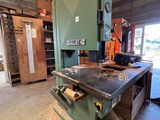 La machine est dans le garage, prête à être utilisée.