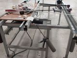 une photo d'une table dans une usine, avec de nombreux outils