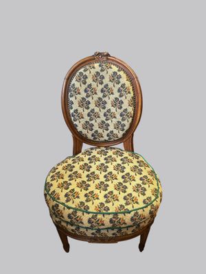 une image d'une chaise dont l'assise est recouverte d'un rembourrage floral