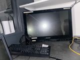 un écran d'ordinateur et un clavier sur un bureau dans une pièce