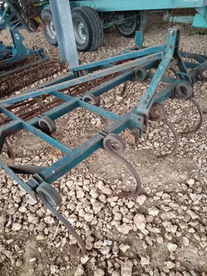 un tracteur et une charrue posés par terre