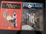 deux livres posés sur une table