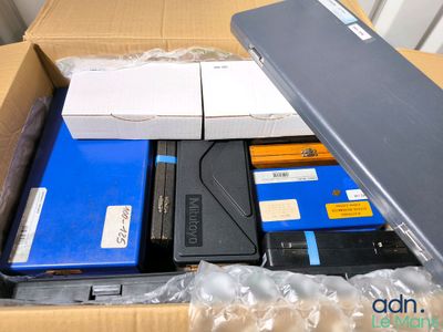 une boîte contenant un ordinateur portable et d'autres appareils électroniques
