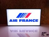 un panneau portant l'inscription « Air France » devant un mur