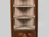 une vieille armoire en bois avec une porte vitrée et des tiroirs
