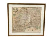une vieille carte de l'Angleterre dans un cadre en bois, sur fond blanc
