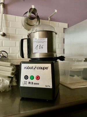 un mixeur posé sur le comptoir d'une cuisine