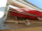 une bâche rouge posée sur le toit d'un immeuble