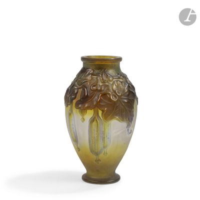 un vase en verre orné d'un motif sur fond blanc