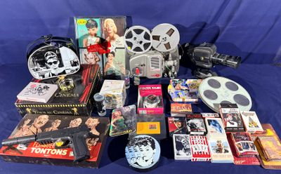 beaucoup de films et de DVD posés sur un tissu bleu