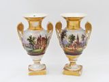 deux vases sur lesquels est peinte l'image d'une église