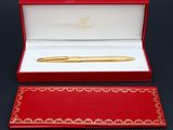 un stylo plaqué or dans un coffret rouge sur fond noir