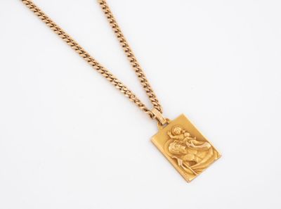 une image représentant un collier en or orné d'un lion