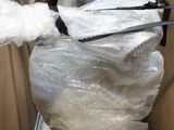 une photo de toilettes dans un carton recouvert de film plastique