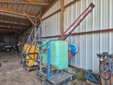 une photo d'un bâtiment abritant de nombreux équipements