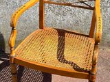 une chaise jaune posée devant un mur