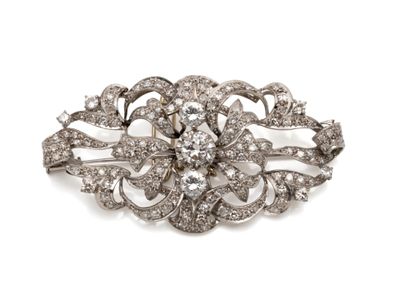broche en platine et or gris serti de diamants, les 3 plus i…
