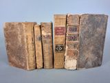 plusieurs vieux livres sont empilés sur une table