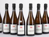 six bouteilles de vin sont alignées dans une rangée
