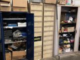 de nombreux cartons et boîtes sur les étagères du garage