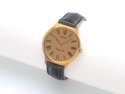 une image d'une montre-bracelet en or avec des chiffres romains sur le cadran