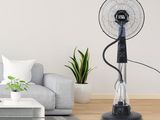 une photo d'un salon avec un ventilateur dans un coin