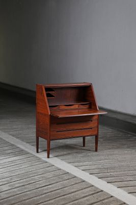 un petit bureau en bois surmonté d'un tiroir