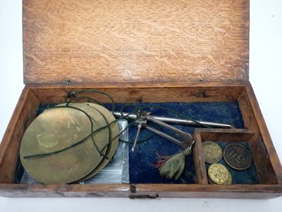 une boîte en bois contenant de nombreux objets