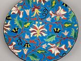 une assiette bleue ornée d'un motif floral